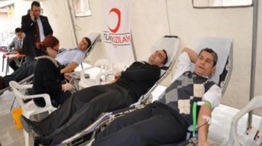 Kızılay, Valilik Bah&ccedil;esine &Ccedil;adır Kurdu
