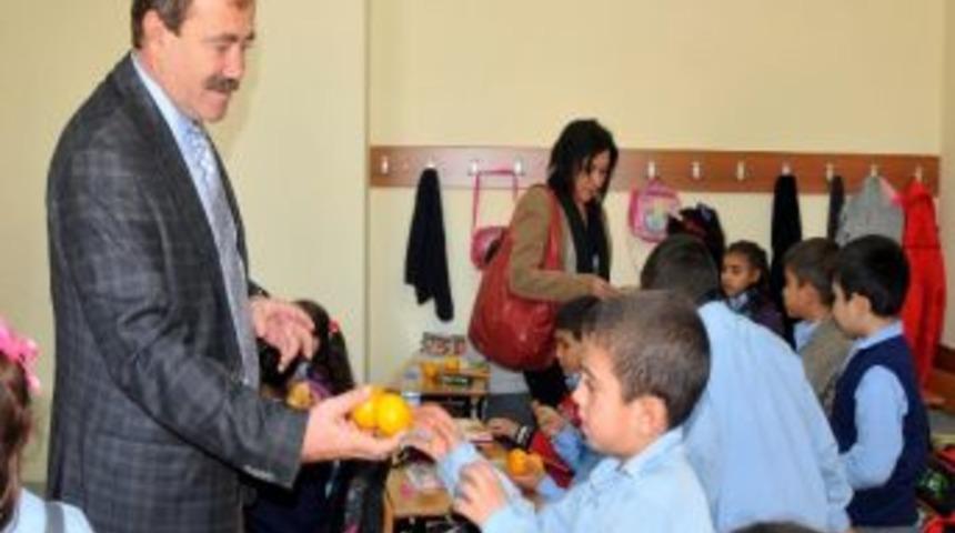 Akdeniz Belediyesi &Ouml;ğrencilere Mandalina Dağıttı