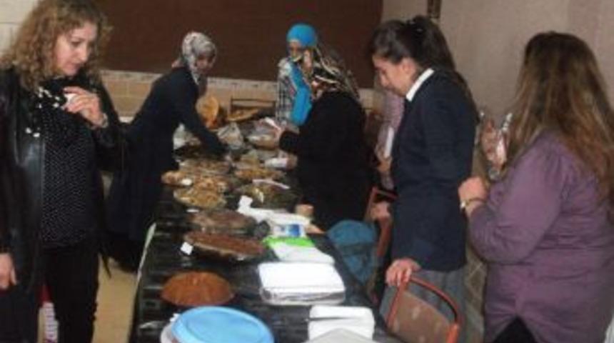 &Ouml;merli'de Ihtiya&ccedil; Sahibi &Ouml;ğrencilerin Yararına Kermes A&ccedil;ıldı