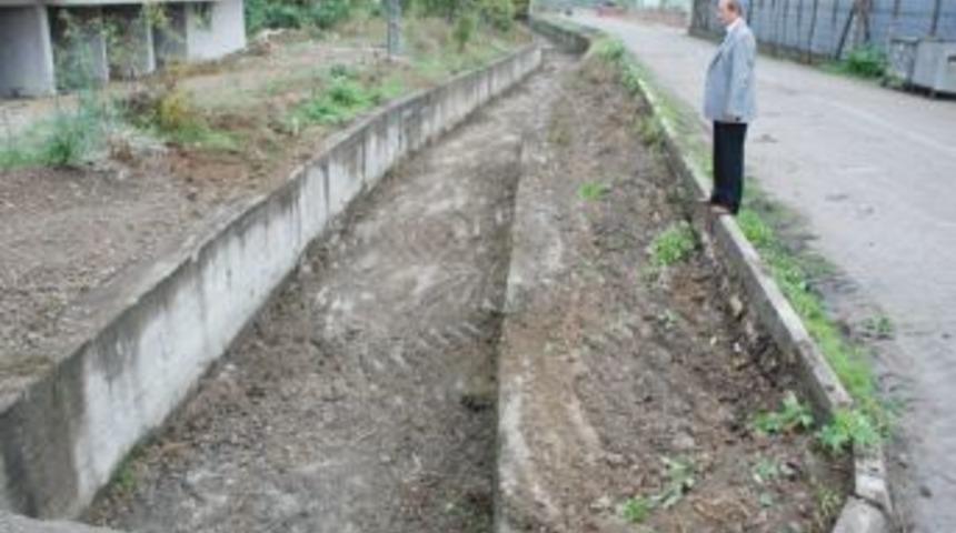 Yaya Kaldırımı Ve Yol G&uuml;zergahlarında Temizlik &Ccedil;alışması