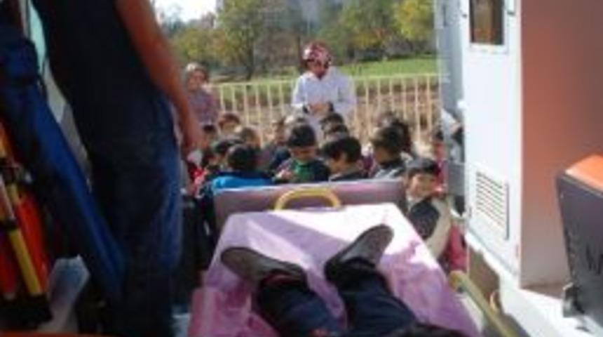 Midyat&rsquo;ta &Ouml;ğrencilere 112 Ambulansının &Ouml;nemi Anlatıldı