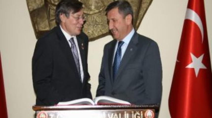 Macar B&uuml;y&uuml;kel&ccedil;isi Hovari Vali Yılmaz&rsquo;ı Ziyaret Etti