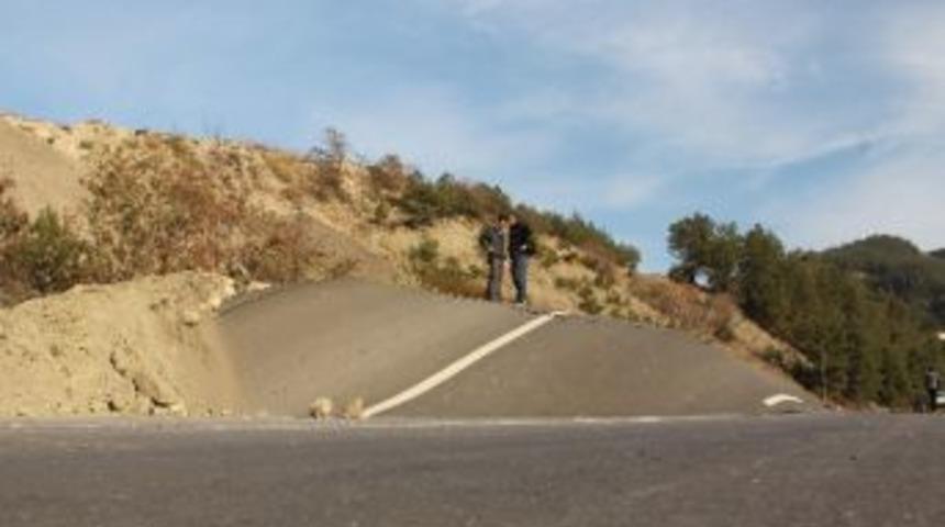 Heyelanın Olduğu Yolda &Ccedil;alışmalar Başladı