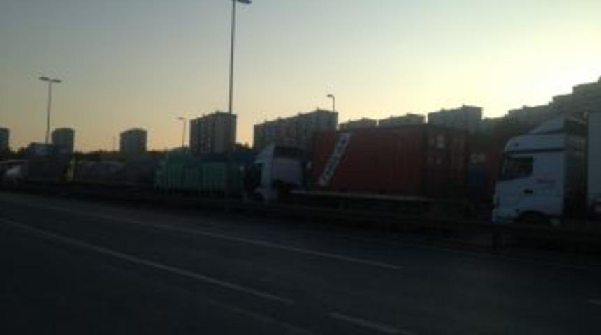 Nakliyeciler G&uuml;mr&uuml;k Yolunu Kapattı