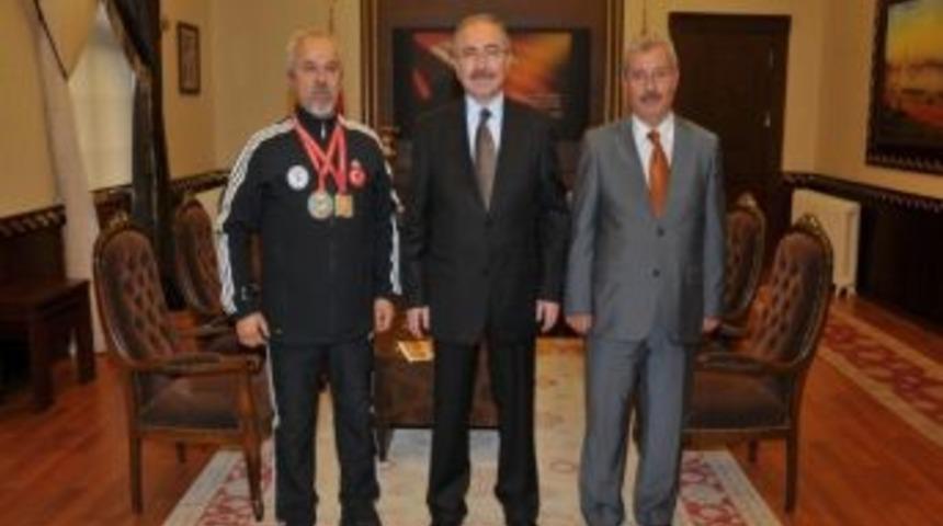 G&uuml;reşin Ustası Tarhan&rsquo;dan Vali Yaman&rsquo;a Ziyaret