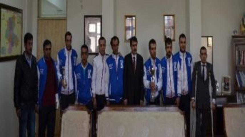Vali Şahin Ayyıldız Ampute Spor Kul&uuml;b&uuml; Sporcularını Kabul Etti