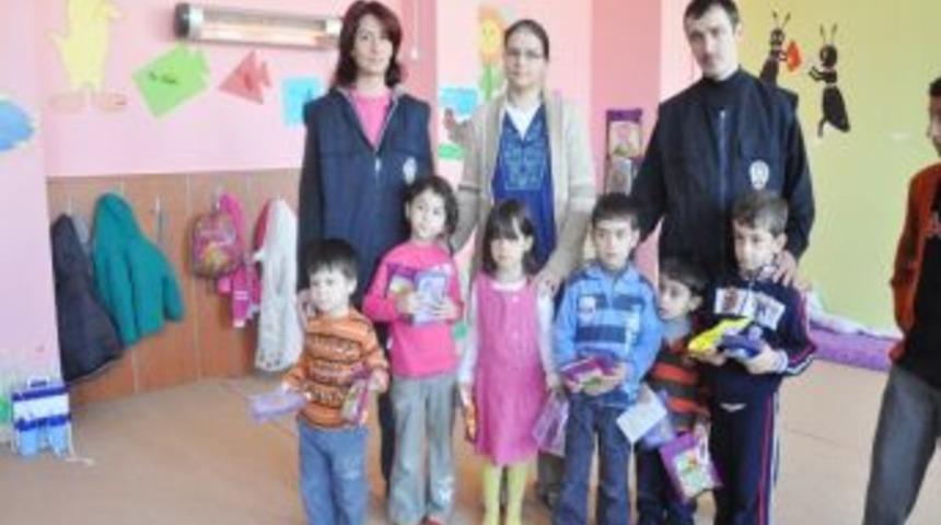Polis &Ouml;ğrencilere Oyuncak Dağıttı