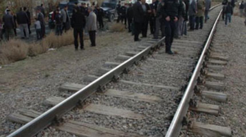 &Uuml;zerinden tren ge&ccedil;ti sağ &ccedil;ıktı