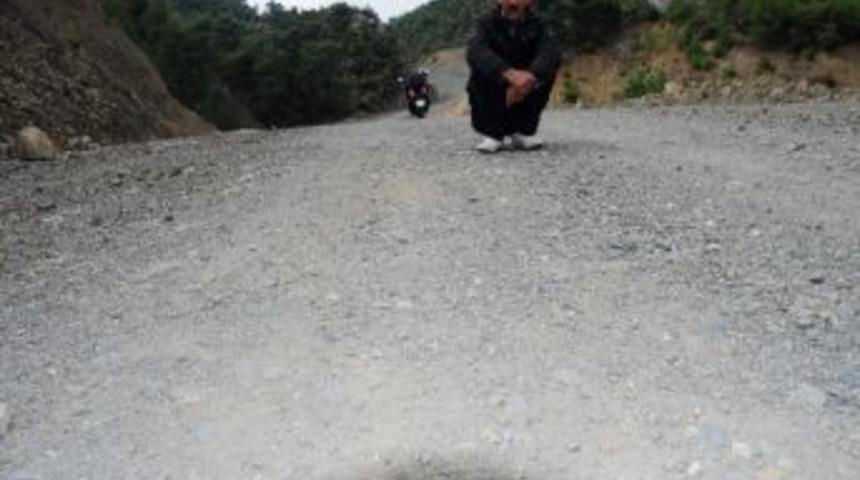 Yolu Asfaltlanmayan K&ouml;y&uuml;n Muhtarı İsyan Etti