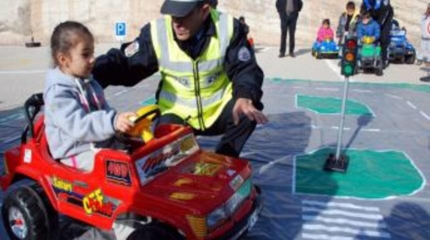 Kırıkkale Polisi Minik &Ouml;ğrencilere Trafik Kurallarını &Ouml;ğretti