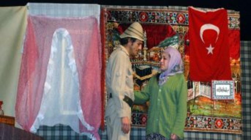 Gediz'de İki Tiyatro Oyunu İle &Ccedil;ocuklar Sevindi, B&uuml;y&uuml;kler Duygulandı