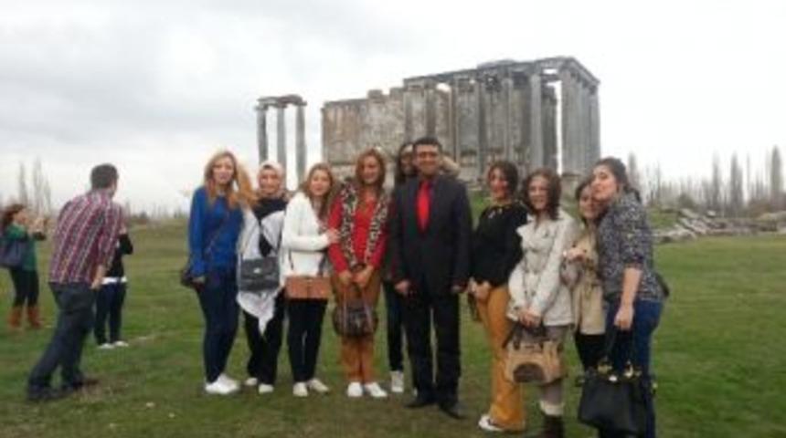 &Ouml;ğrenciler, 'aizanoi Antik Kent'ni Gezdi