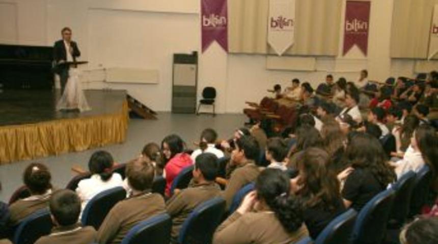 Ergenlikte cinsellik g&ouml;z ardı edilmemeli