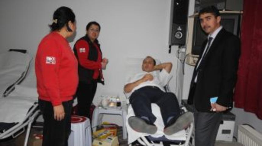 Bur&ccedil;'ta Kızılay'a kan bağışı