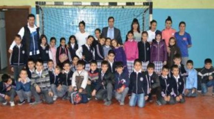 &Ouml;ğrencilerden Bayan Hentbol Takımına Ziyaret