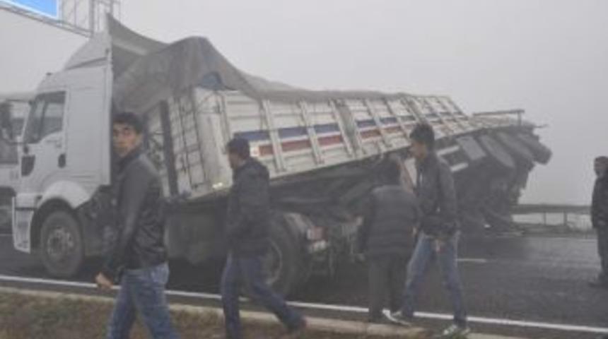 Yoğun Siste 8 Ara&ccedil; Birbirine Girdi: 5 Yaralı