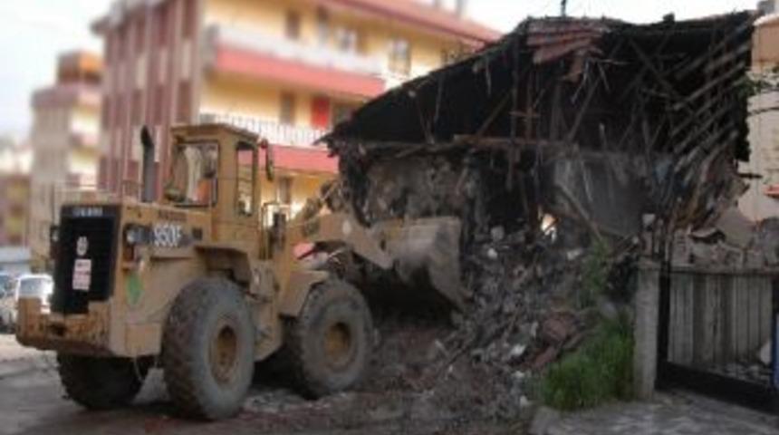 Mamak'ta Metruk Binalar Yıkılıyor