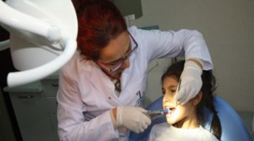 Bayraklı&rsquo;da &Uuml;cretsiz Diş Hizmeti &Uuml;nitesi &Uuml;&ccedil;e &Ccedil;ıktı