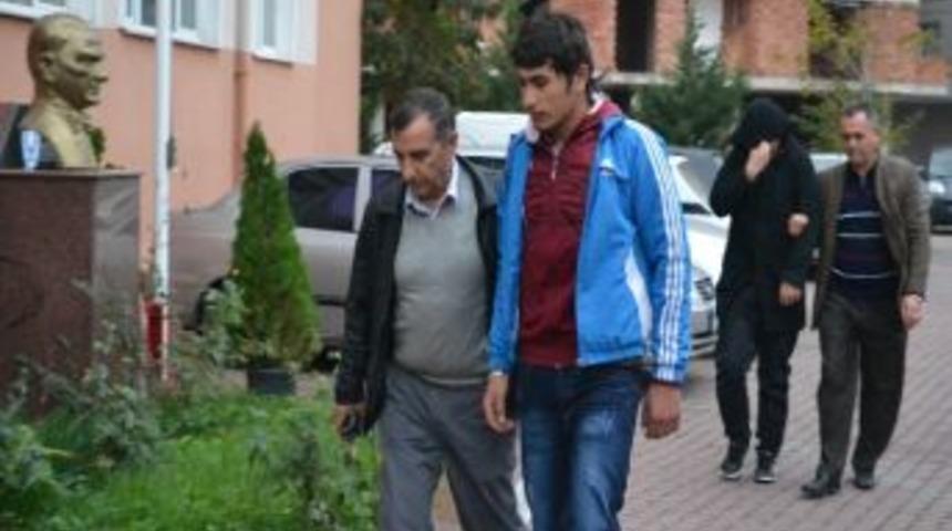 Okul &Ouml;ğrencisi, Fabrika İş&ccedil;isini Bı&ccedil;akladı