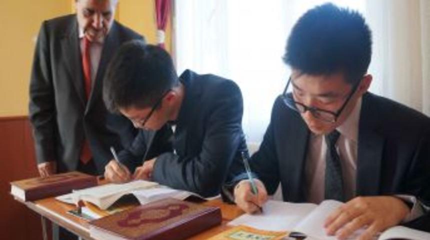 &Ccedil;inli &Ouml;ğrenciler Adana&rsquo;da Kur&rsquo;an Okumayı &Ouml;ğreniyor