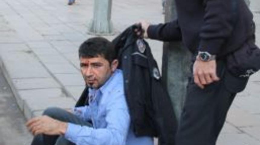 Kafe &Ccedil;alışanları Ve M&uuml;şteriler Arasında Bı&ccedil;aklı Kavga: 5 Yaralı