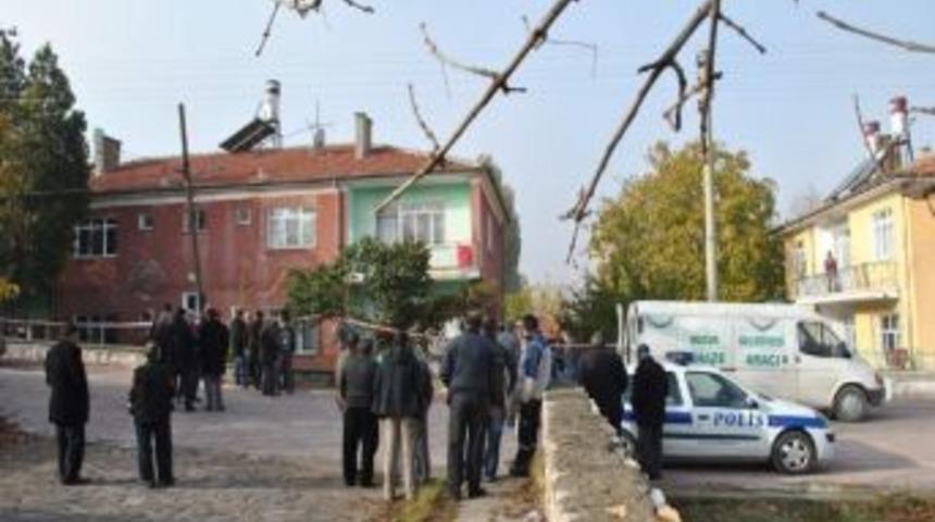 Oğlu g&ouml;z&uuml; &ouml;n&uuml;nde yanarak &ouml;ld&uuml;