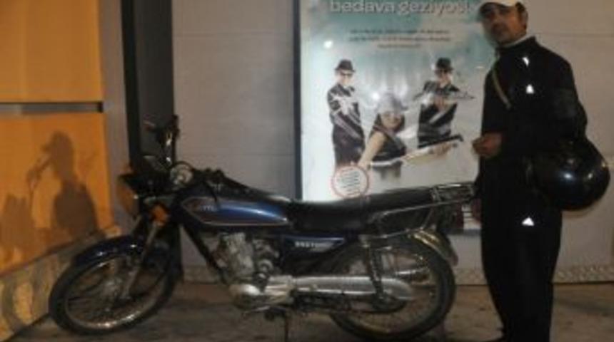 Motosikletini &Ccedil;alan Şahsı Yakalayıp Polise Teslim Etti