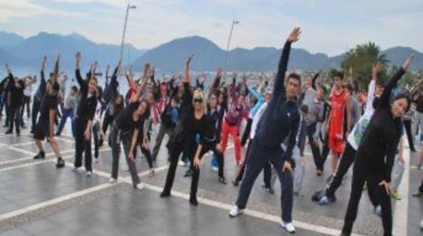 Marmaris İl&ccedil;e Milli Eğitim M&uuml;d&uuml;r&uuml;'nden 'gangnam Style' Dansı