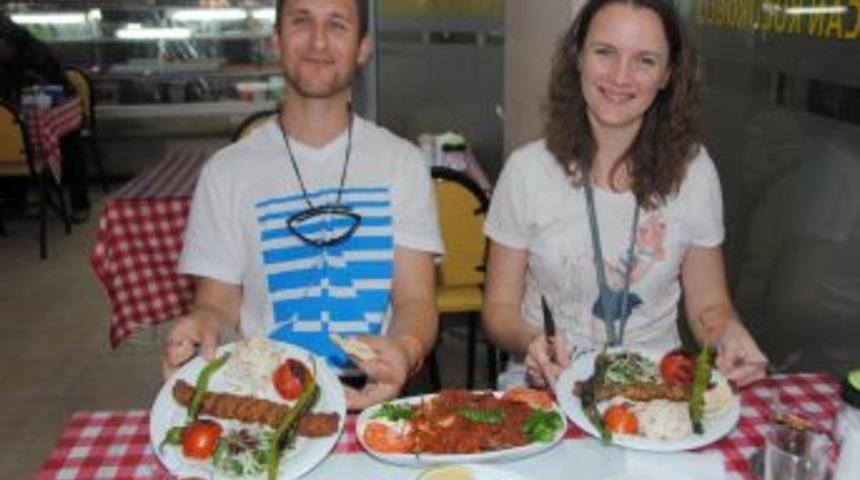 Rus &Ccedil;ift, &Uuml;cretsiz Ikram Edilen İskender Ve Adana Kebabının Tadını Beğendi