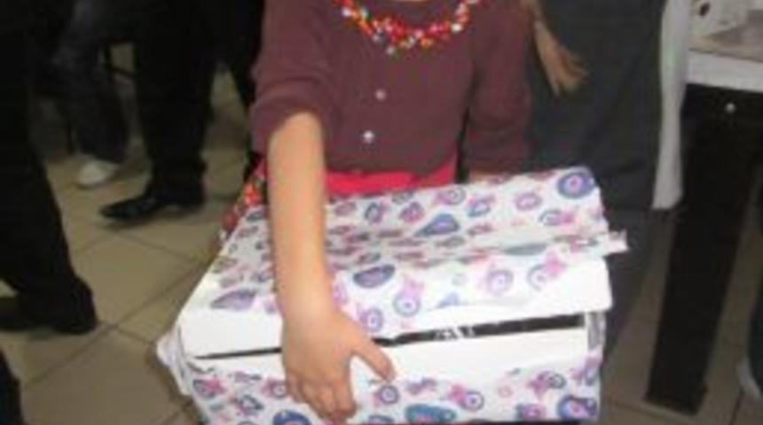 &Uuml;nye Belediye Başkanı, Yuvadaki &Ccedil;ocuklara Oyuncak Hediye Etti