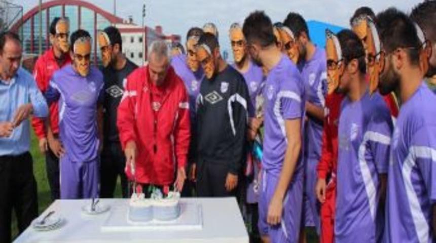 Hector Cuper&rsquo;e Maskeli Doğum G&uuml;n&uuml; S&uuml;rprizi