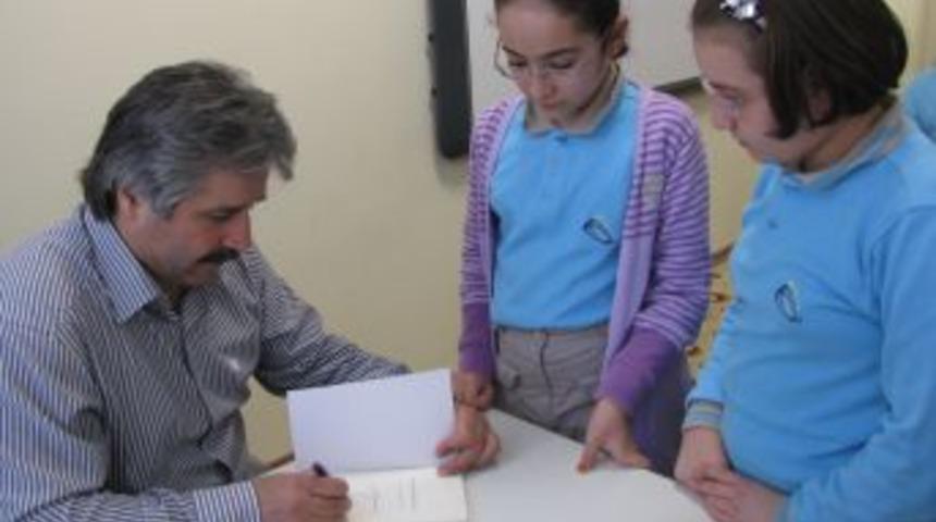 Yazar Erg&uuml;n: Kitap, Okununca G&ouml;ze, Dinlenince Kulağa Seslenir