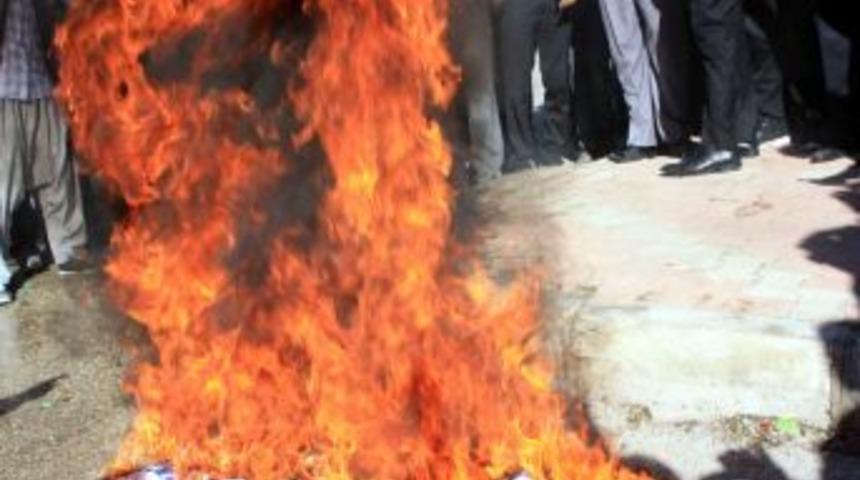 Cuma Namazı &Ccedil;ıkışında İsrail Bayrağı Yakıldı