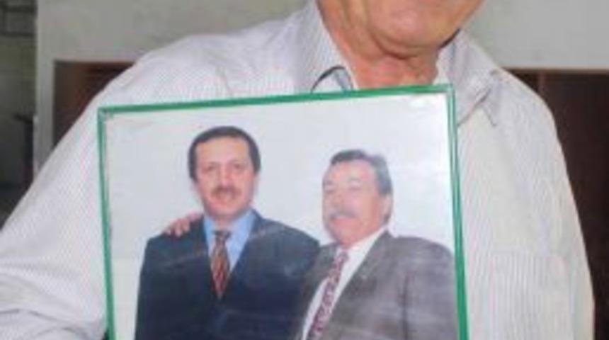 'Buca Belediyesi, Başbakan'la Fotoğrafım Y&uuml;z&uuml;nden Işyerimi Yıktı'