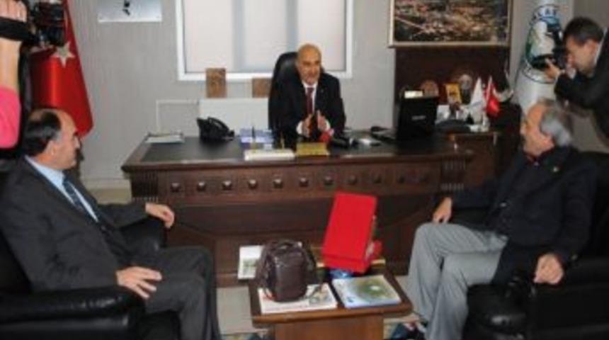 Eğititim-bir-sen&rsquo;den Başkan Yıldırım&rsquo;a Plaket