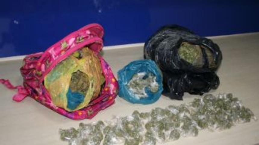 Okul &Ccedil;antasında Esrar Servisi