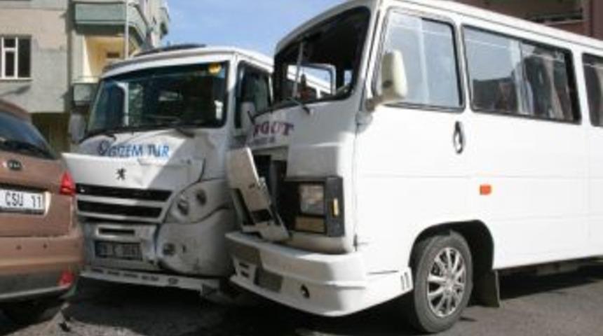 Karaman&rsquo;da Okul Servisleri &Ccedil;arpıştı: 4 Yaralı