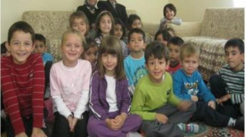 Minik &Ouml;ğrenciler Yaşlıları Ziyaret Etti