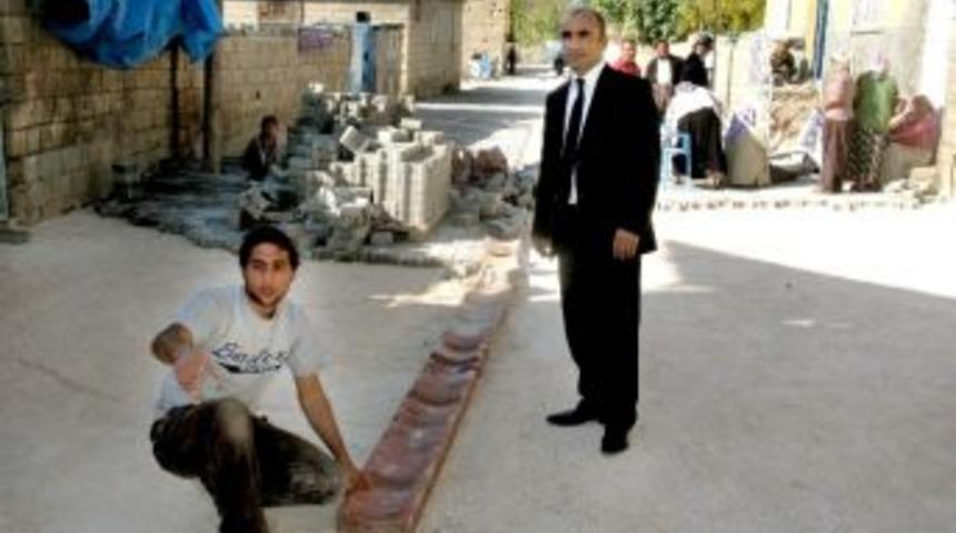 Araban İl&ccedil;esinde Kilitli Parke Taşı D&ouml;şeme &Ccedil;alışmaları Devam Ediyor