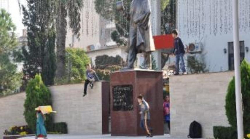 Somalı &Ccedil;ocukların Tehlikeli Oyunu