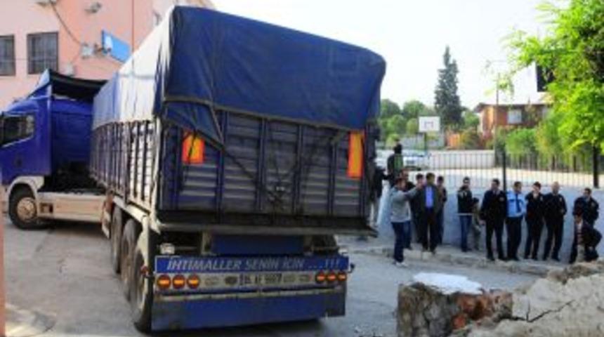 Okul Duvarına &Ccedil;arpan TIR Iki &Ouml;ğrenciyi Yaraladı