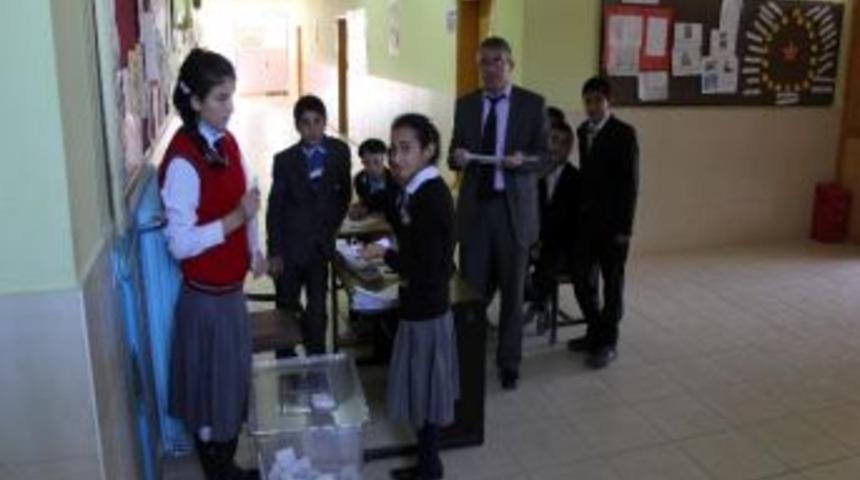 Sorgun&rsquo;un Araplı Belesinde &Ouml;ğrencilerin Demokrasi Sınavı