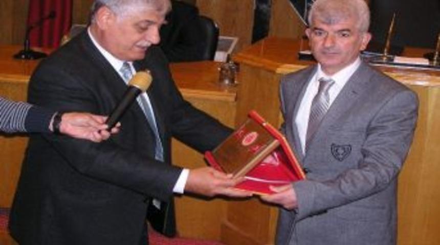 Muğla Malatyalılar Derneği Başkanı N&uuml;vit Ateş&rsquo;e Plaket