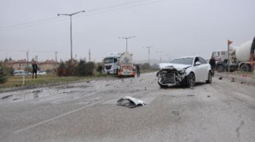 Kırıkkale'de Otomobil İle Tır &Ccedil;arpıştı: 2 Yaralı