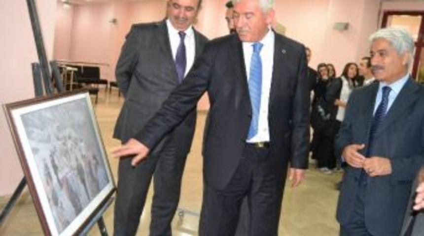 &lsquo;gen&ccedil;lik Fotoğraflarının Demokrasiye Yansımaları&rsquo; Konulu Fotoğraf Sergisi A&ccedil;ıldı