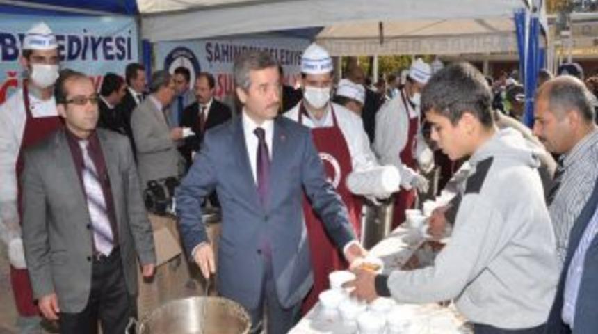 Cuma Namazı &Ccedil;ıkışında Aşure Ikram Edildi