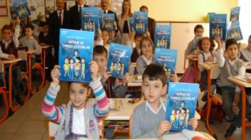 Uşak SGK &Ouml;ğrencilere Hikaye Kitabı Dağıttı