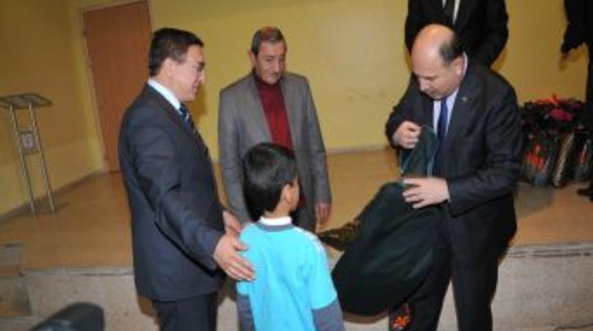 TOBB, Polatlı&rsquo;da &Ouml;ğrencilere Giysi Ve Bot Yardımı Yaptı