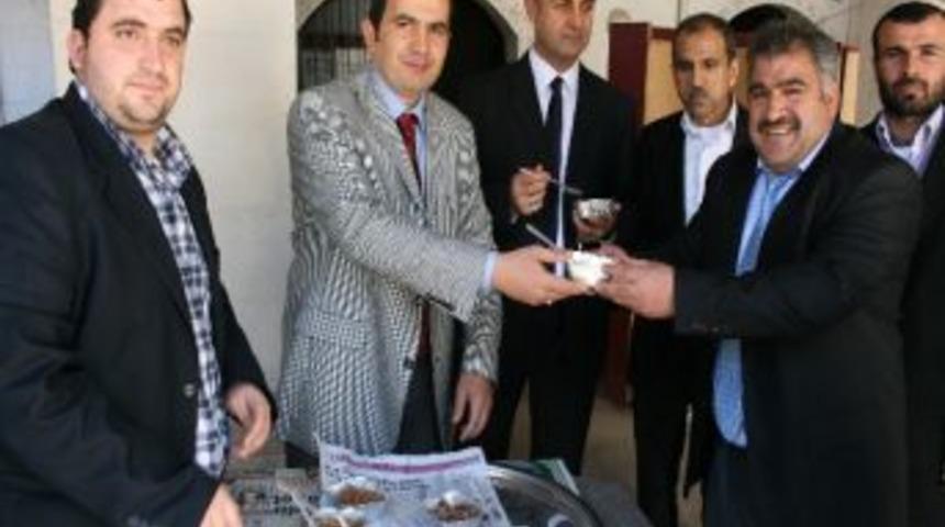 &Ouml;merli'de Aşure Dağıtımı