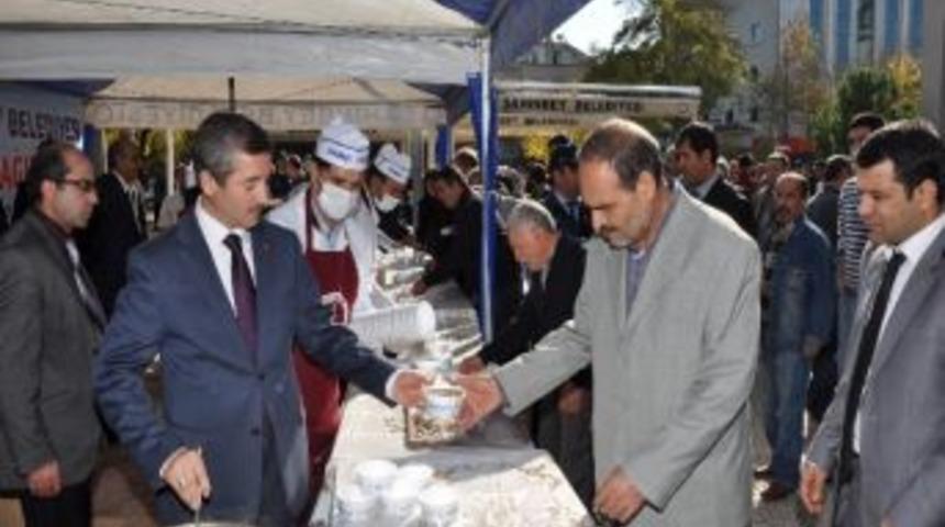 Şahinbey Belediyesi Cuma Namazı &Ccedil;ıkışı Aşure İkramı Yaptı